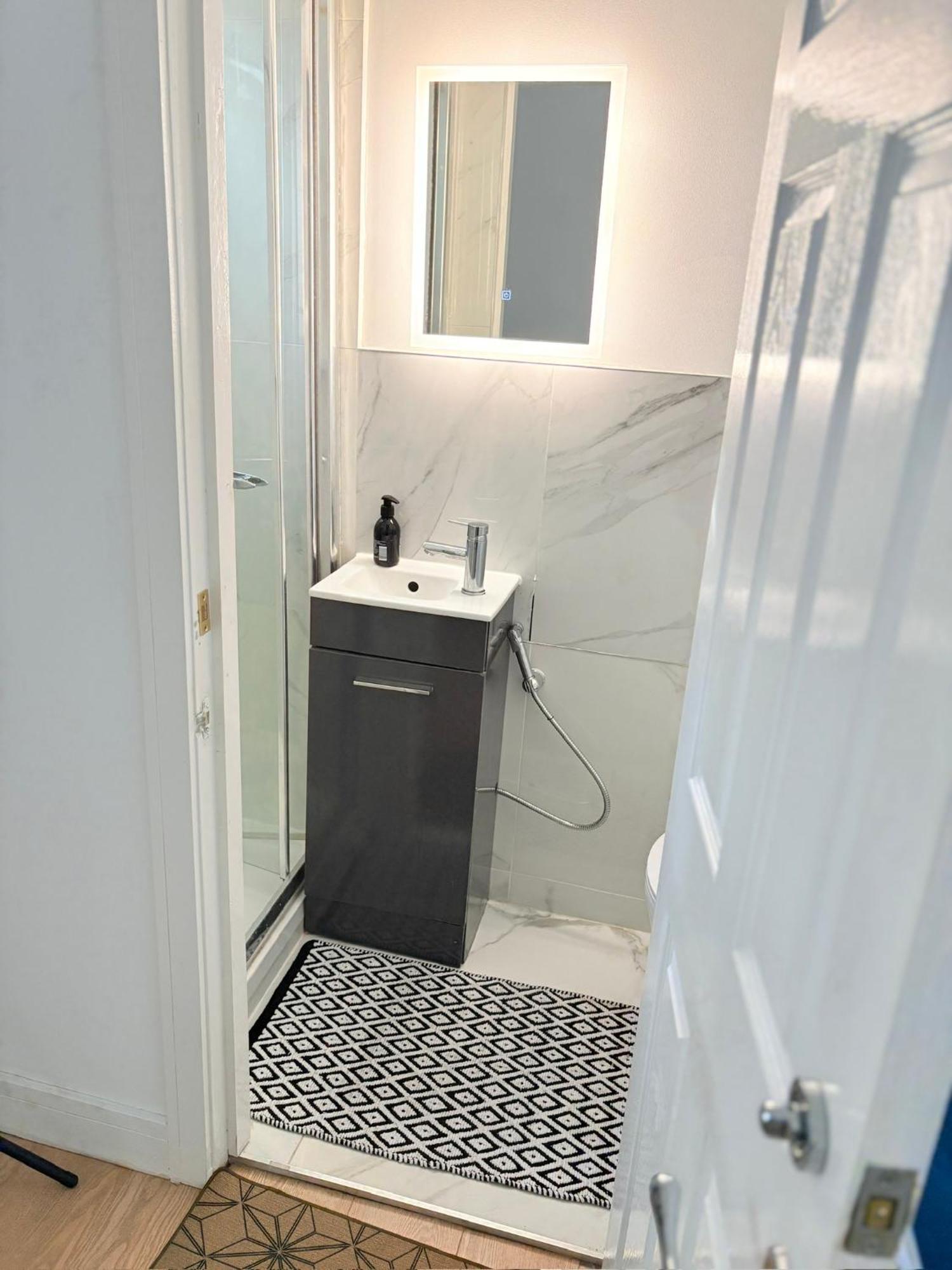 Luton Lodge - Newly Renovated Ideal For Short Stay, Close To Airport Train Station, Free Parking Off Street , Luxury Comfort In Low Price ภายนอก รูปภาพ