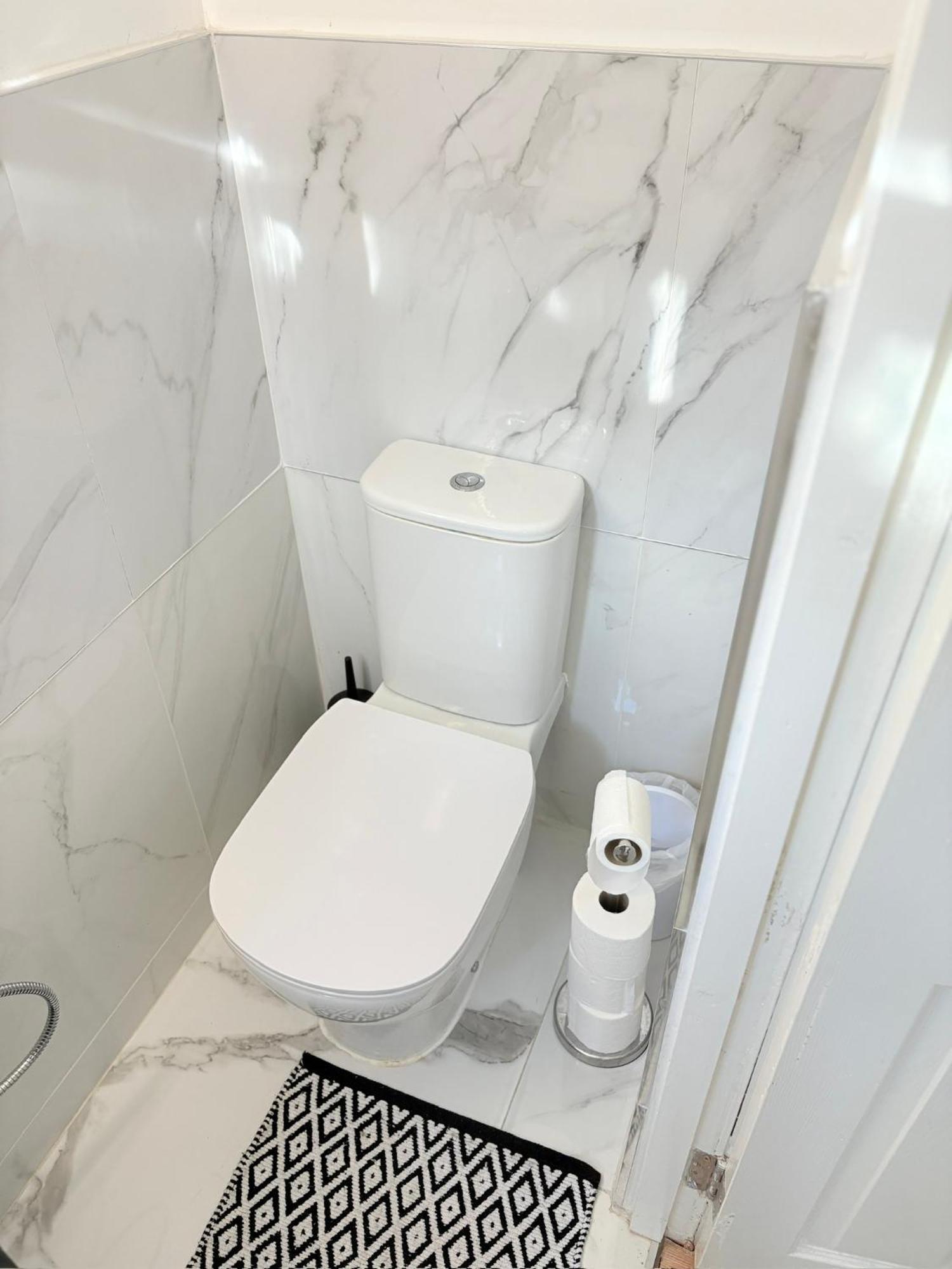 Luton Lodge - Newly Renovated Ideal For Short Stay, Close To Airport Train Station, Free Parking Off Street , Luxury Comfort In Low Price ภายนอก รูปภาพ