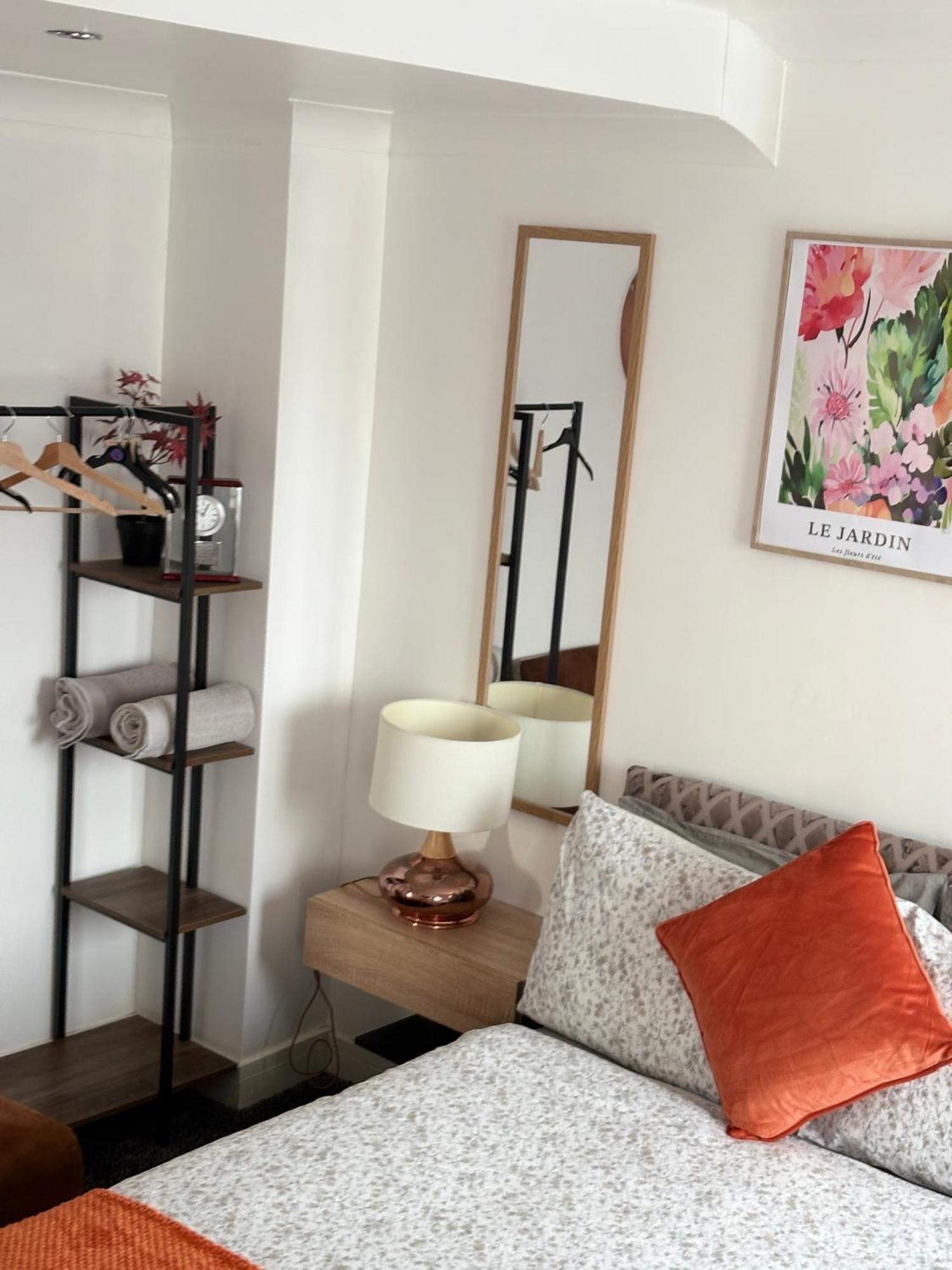 Luton Lodge - Newly Renovated Ideal For Short Stay, Close To Airport Train Station, Free Parking Off Street , Luxury Comfort In Low Price ภายนอก รูปภาพ