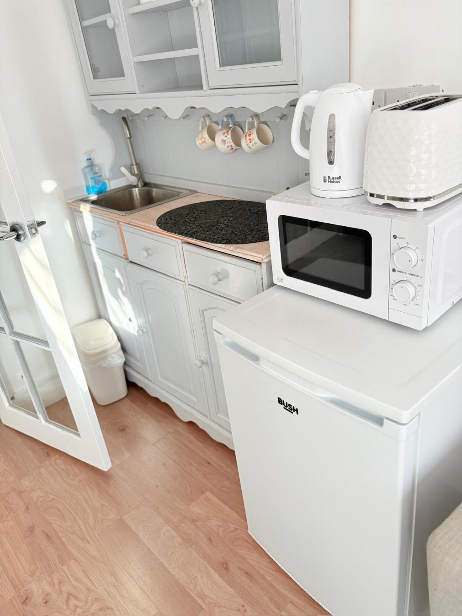 Luton Lodge - Newly Renovated Ideal For Short Stay, Close To Airport Train Station, Free Parking Off Street , Luxury Comfort In Low Price ภายนอก รูปภาพ