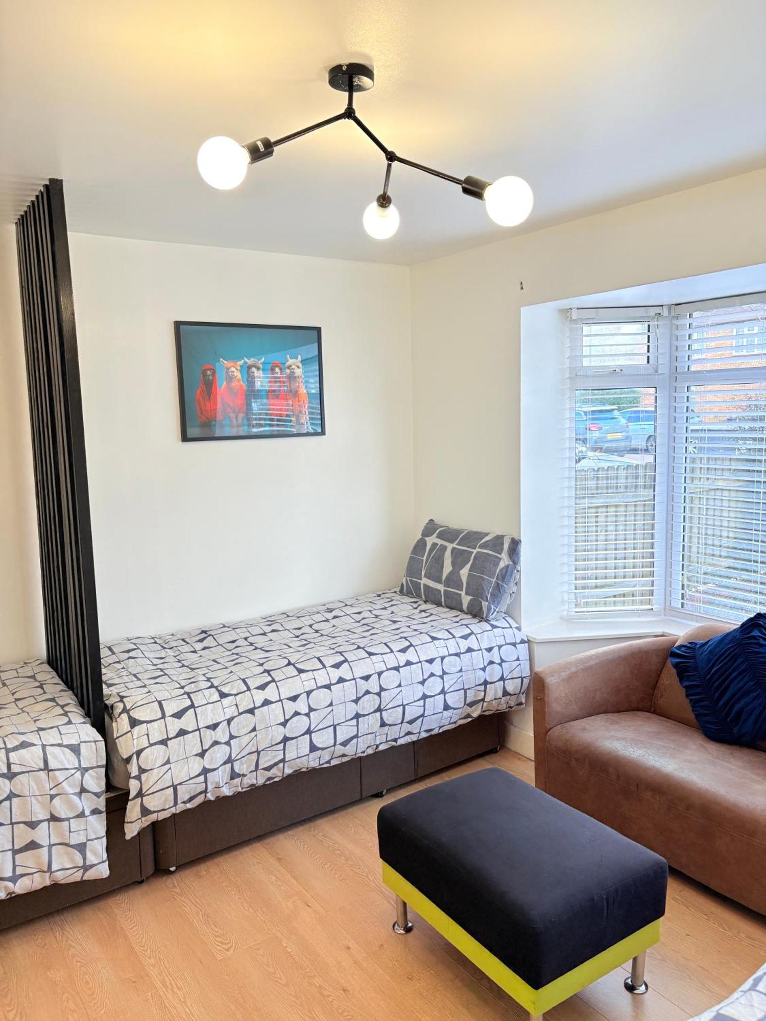 Luton Lodge - Newly Renovated Ideal For Short Stay, Close To Airport Train Station, Free Parking Off Street , Luxury Comfort In Low Price ภายนอก รูปภาพ