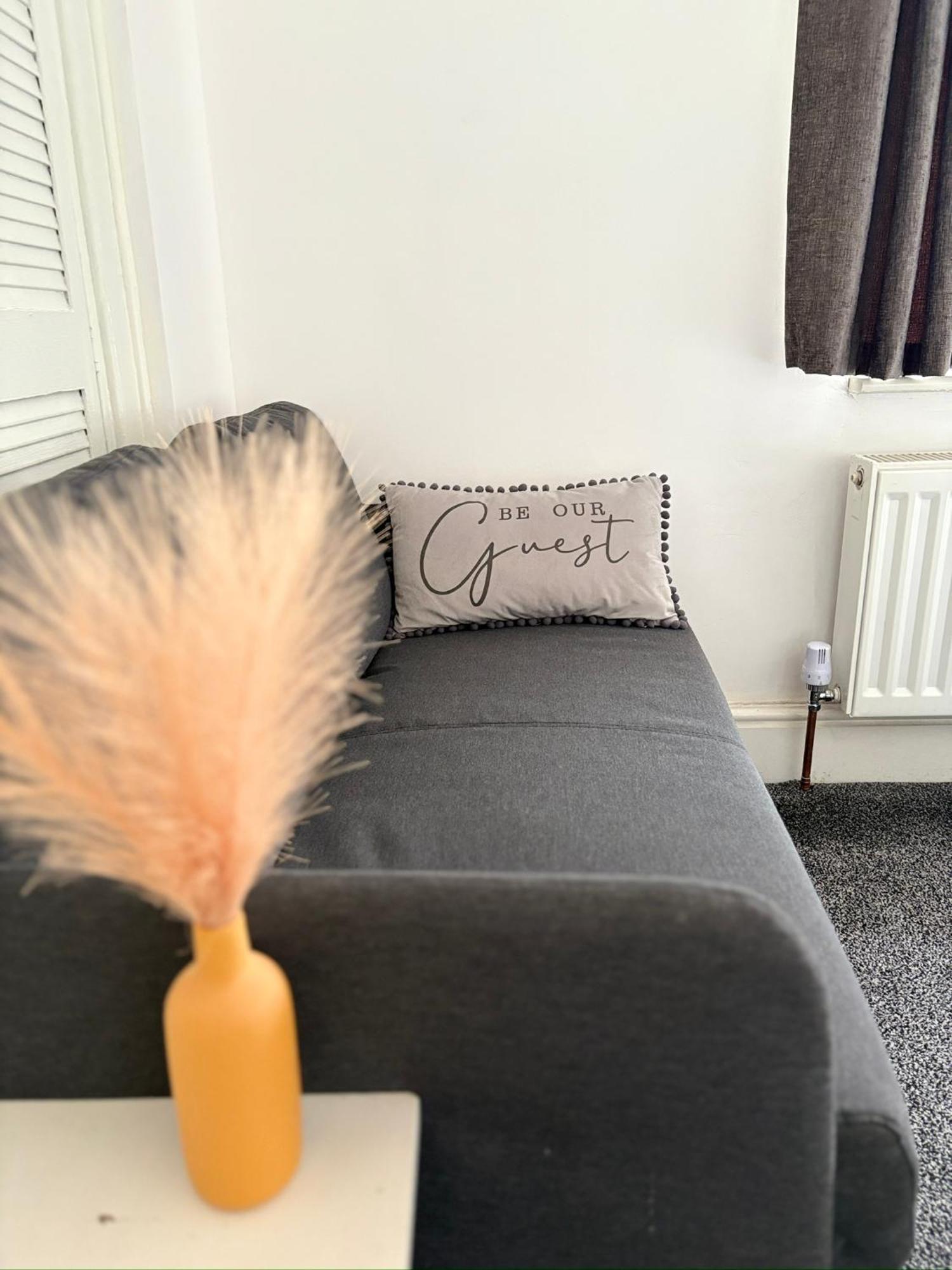 Luton Lodge - Newly Renovated Ideal For Short Stay, Close To Airport Train Station, Free Parking Off Street , Luxury Comfort In Low Price ภายนอก รูปภาพ