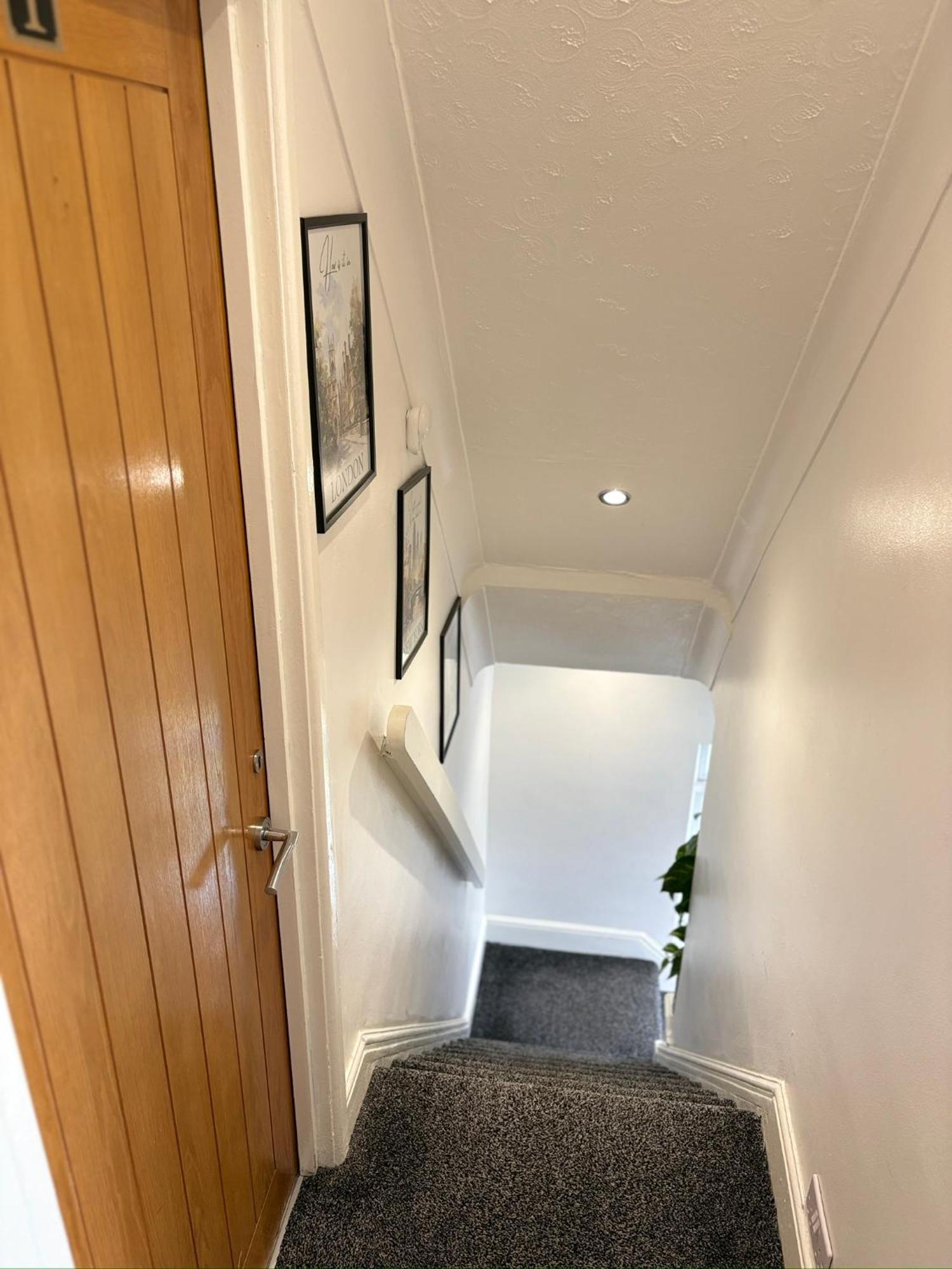 Luton Lodge - Newly Renovated Ideal For Short Stay, Close To Airport Train Station, Free Parking Off Street , Luxury Comfort In Low Price ภายนอก รูปภาพ