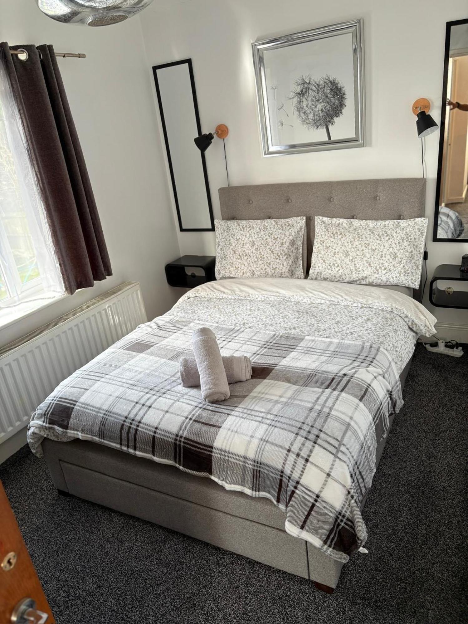 Luton Lodge - Newly Renovated Ideal For Short Stay, Close To Airport Train Station, Free Parking Off Street , Luxury Comfort In Low Price ภายนอก รูปภาพ
