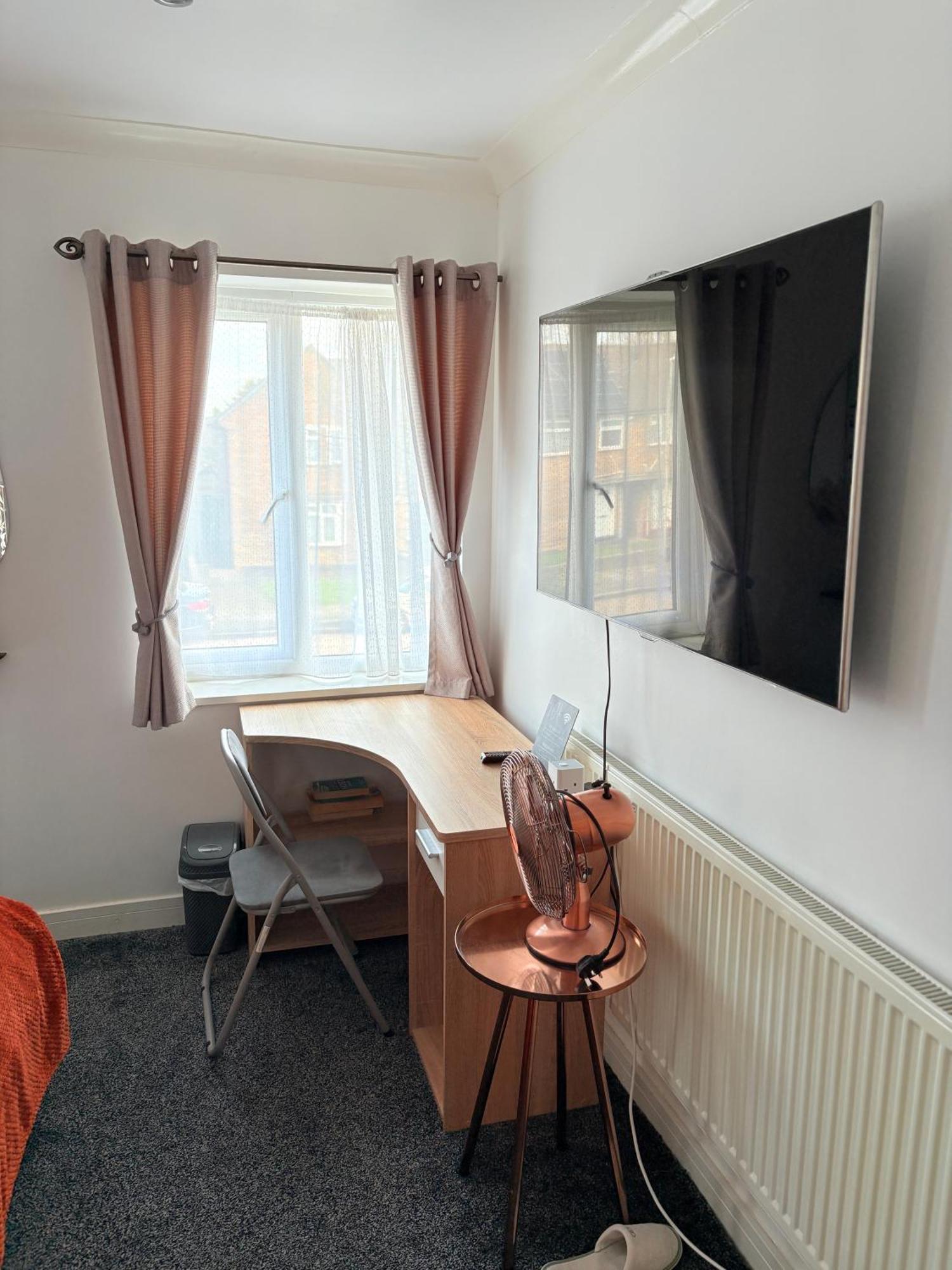 Luton Lodge - Newly Renovated Ideal For Short Stay, Close To Airport Train Station, Free Parking Off Street , Luxury Comfort In Low Price ภายนอก รูปภาพ