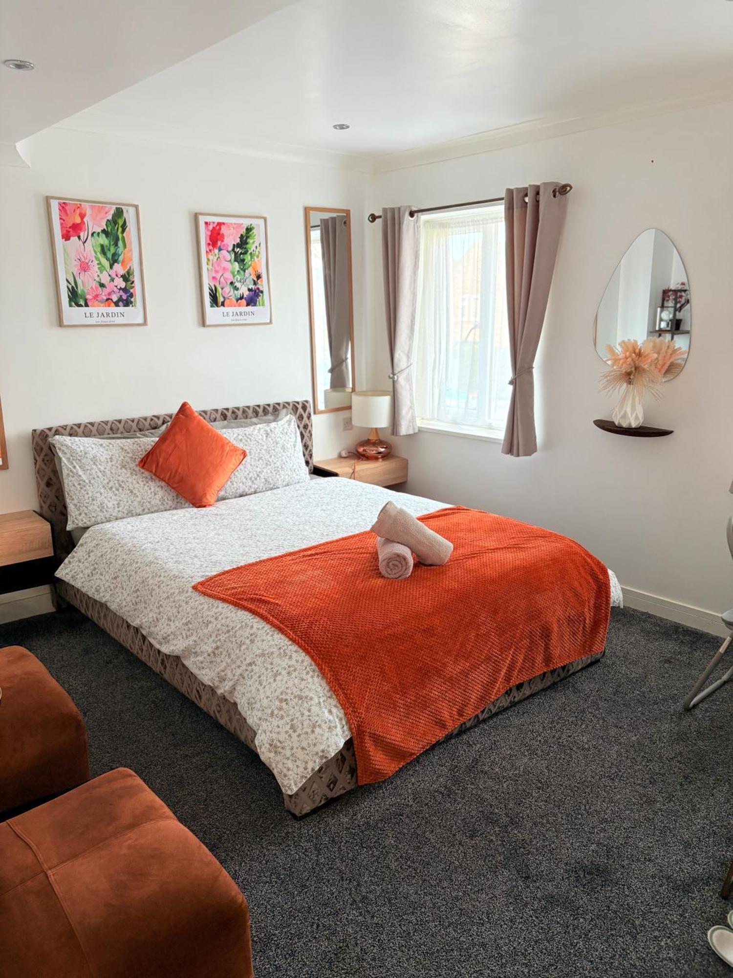 Luton Lodge - Newly Renovated Ideal For Short Stay, Close To Airport Train Station, Free Parking Off Street , Luxury Comfort In Low Price ภายนอก รูปภาพ